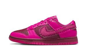 Nike Dunk Low Valentine's Day 2022 (W)