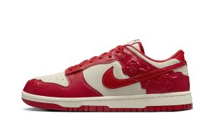 Nike Dunk Low 'Red Roses' (W)