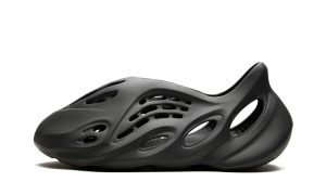 yeezy-foam-rnr-carbon