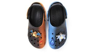 Crocs Classic Clog Pokémon Charizard vs. Blastoise – Bild 3