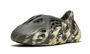 Yeezy Foam RNNR 'MXT Moon Gray' - Image 4