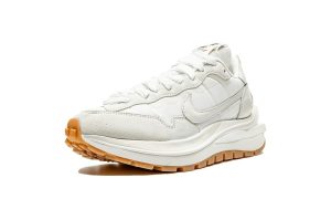 Nike x sacai Vaporwaffle Sail Gum - Image 4