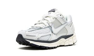 Nike Zoom Vomero 5 Photon Dust (W) - immagine 4